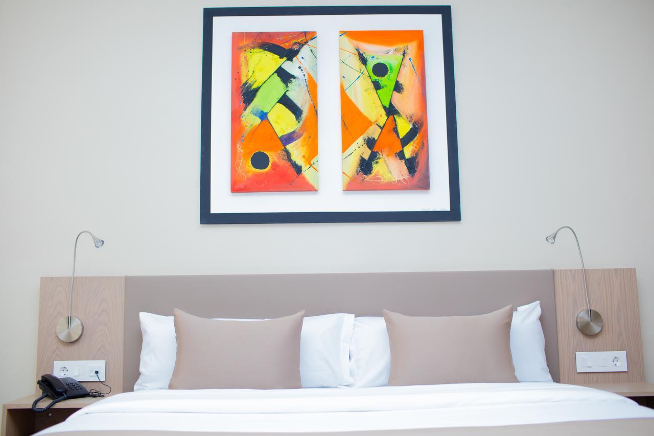 Fly Hotel Libreville Buitenkant foto