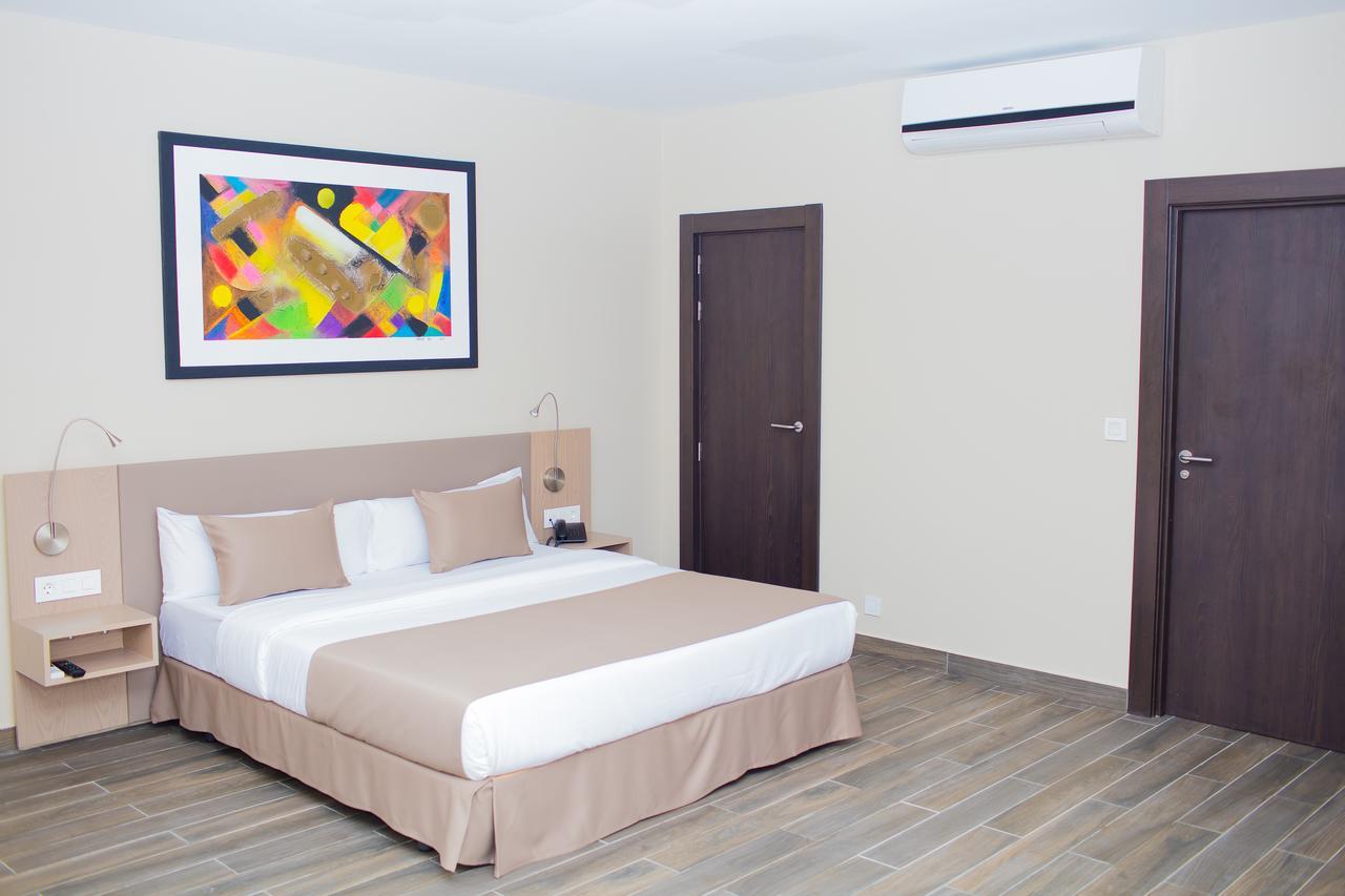 Fly Hotel Libreville Buitenkant foto