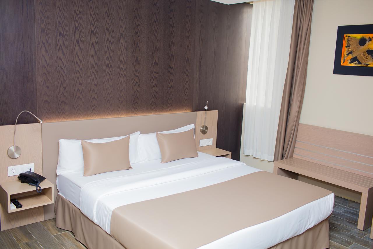 Fly Hotel Libreville Buitenkant foto