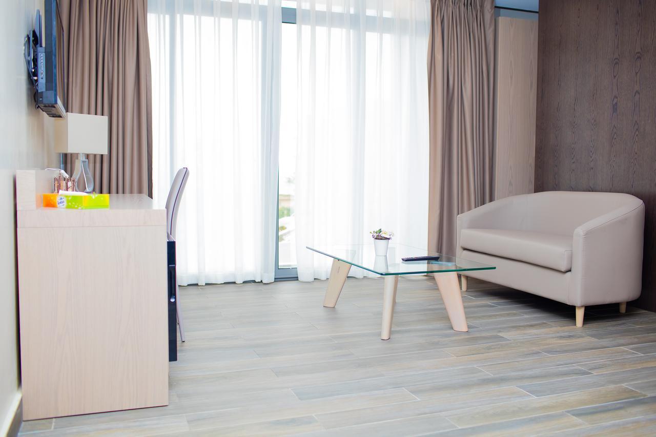 Fly Hotel Libreville Buitenkant foto