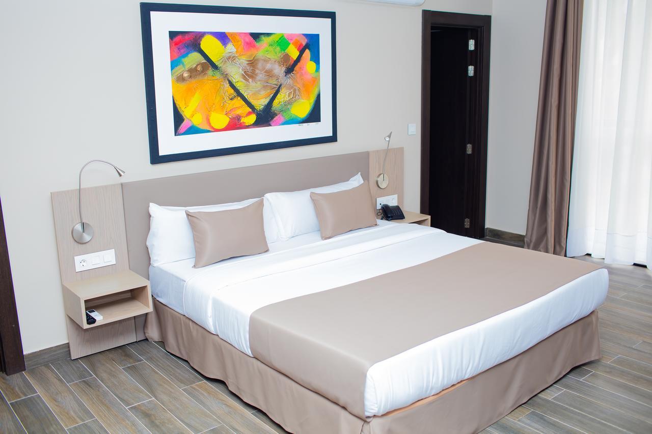 Fly Hotel Libreville Buitenkant foto