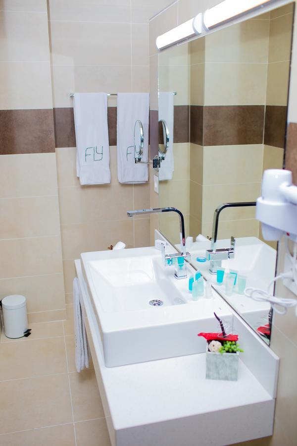 Fly Hotel Libreville Buitenkant foto