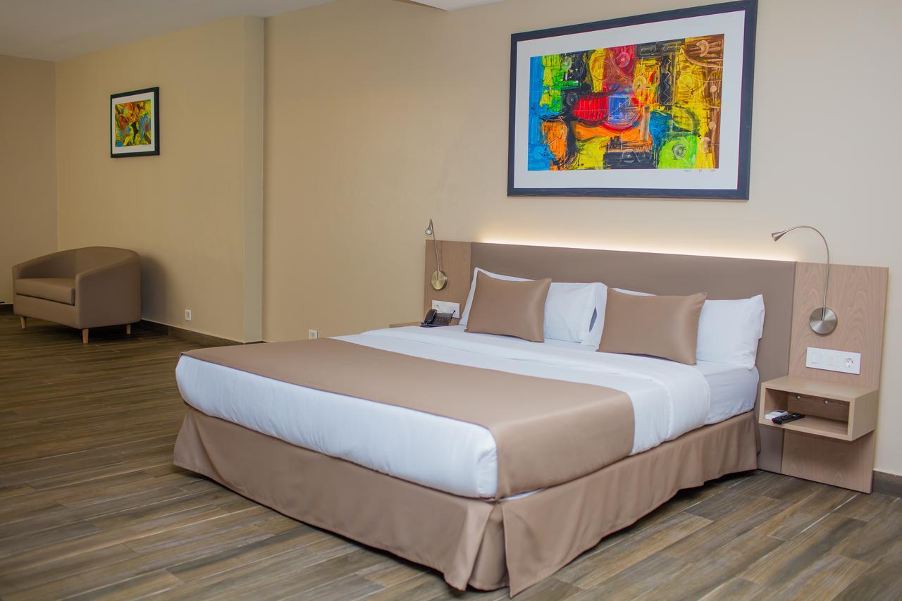 Fly Hotel Libreville Buitenkant foto
