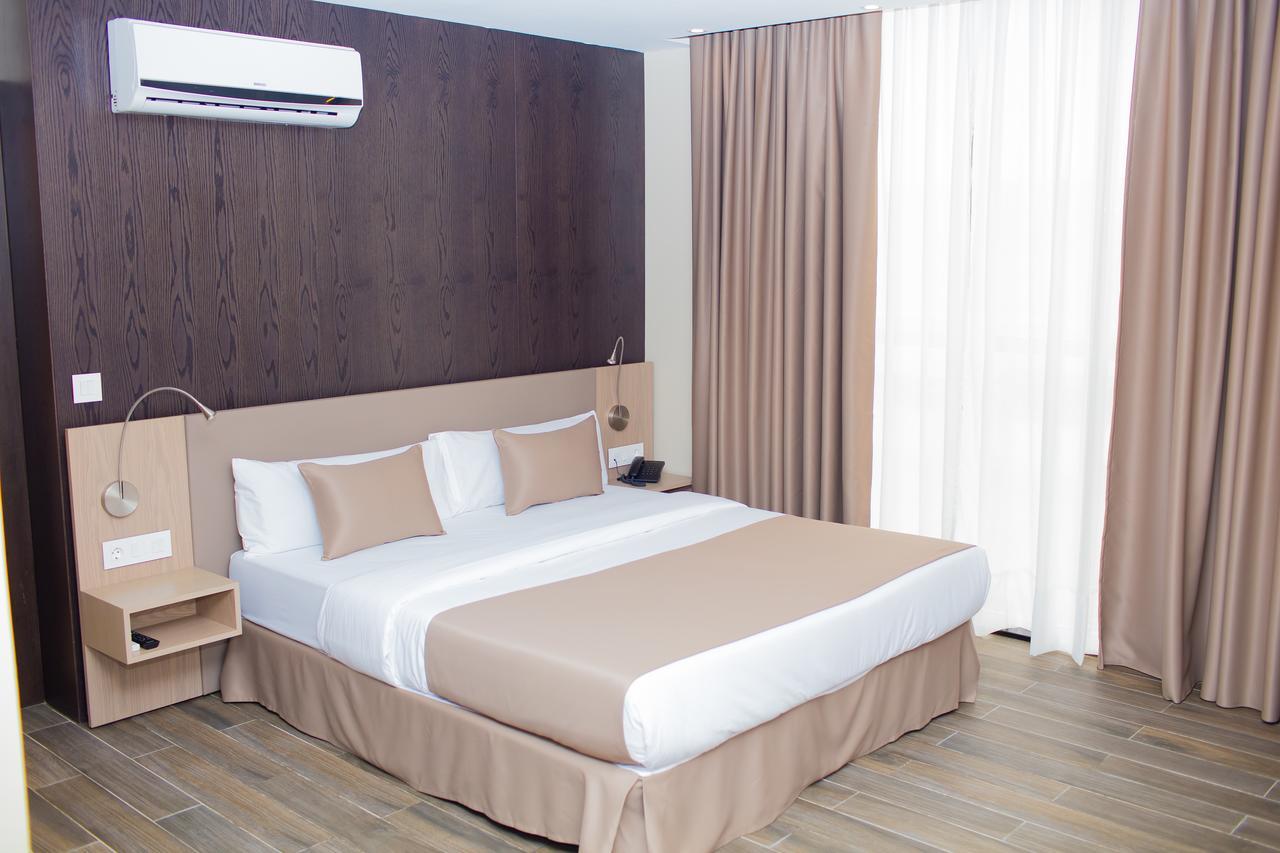 Fly Hotel Libreville Buitenkant foto