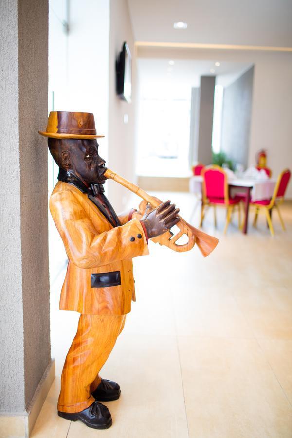 Fly Hotel Libreville Buitenkant foto