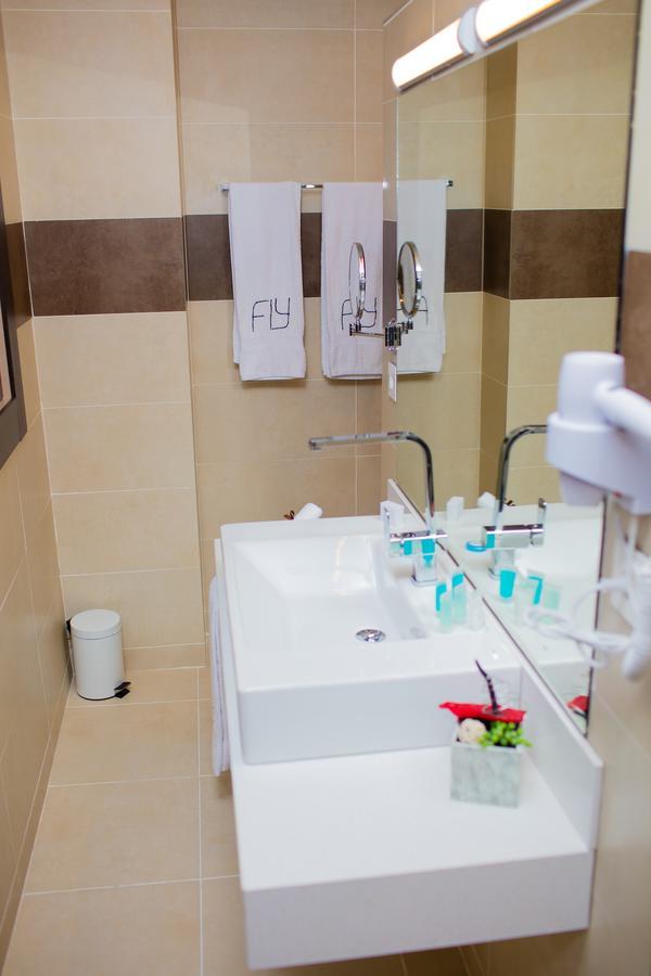 Fly Hotel Libreville Buitenkant foto