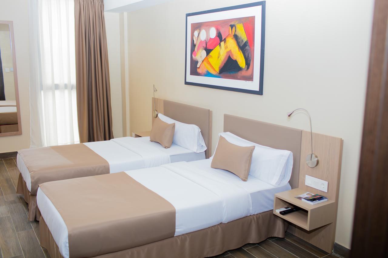 Fly Hotel Libreville Buitenkant foto