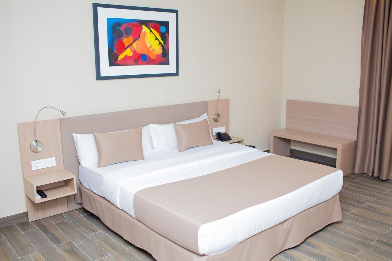 Fly Hotel Libreville Buitenkant foto