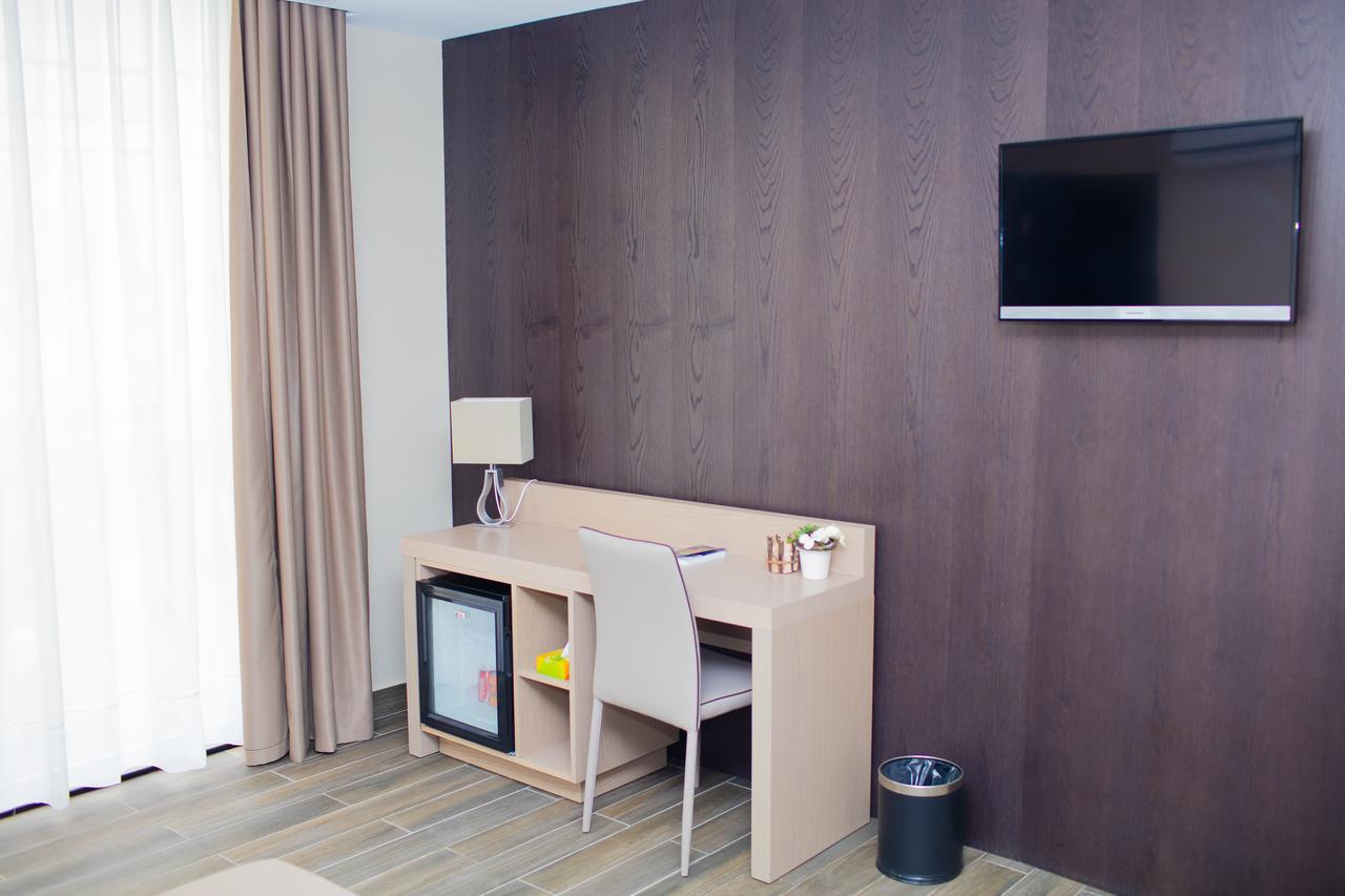 Fly Hotel Libreville Buitenkant foto
