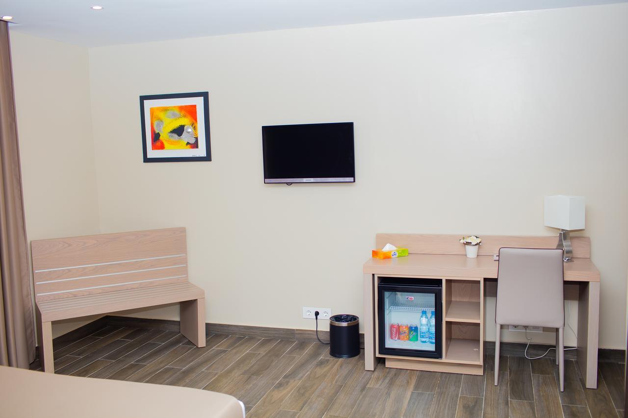 Fly Hotel Libreville Buitenkant foto