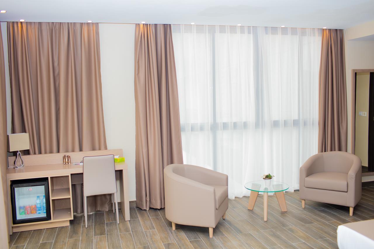 Fly Hotel Libreville Buitenkant foto