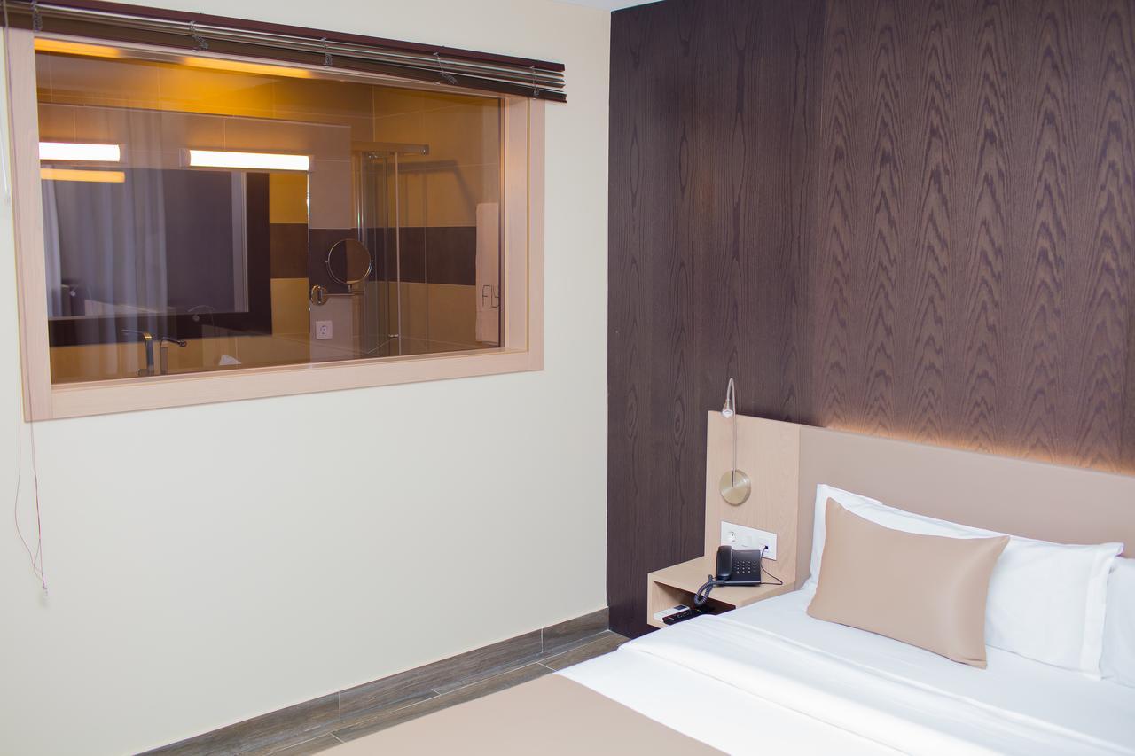 Fly Hotel Libreville Buitenkant foto