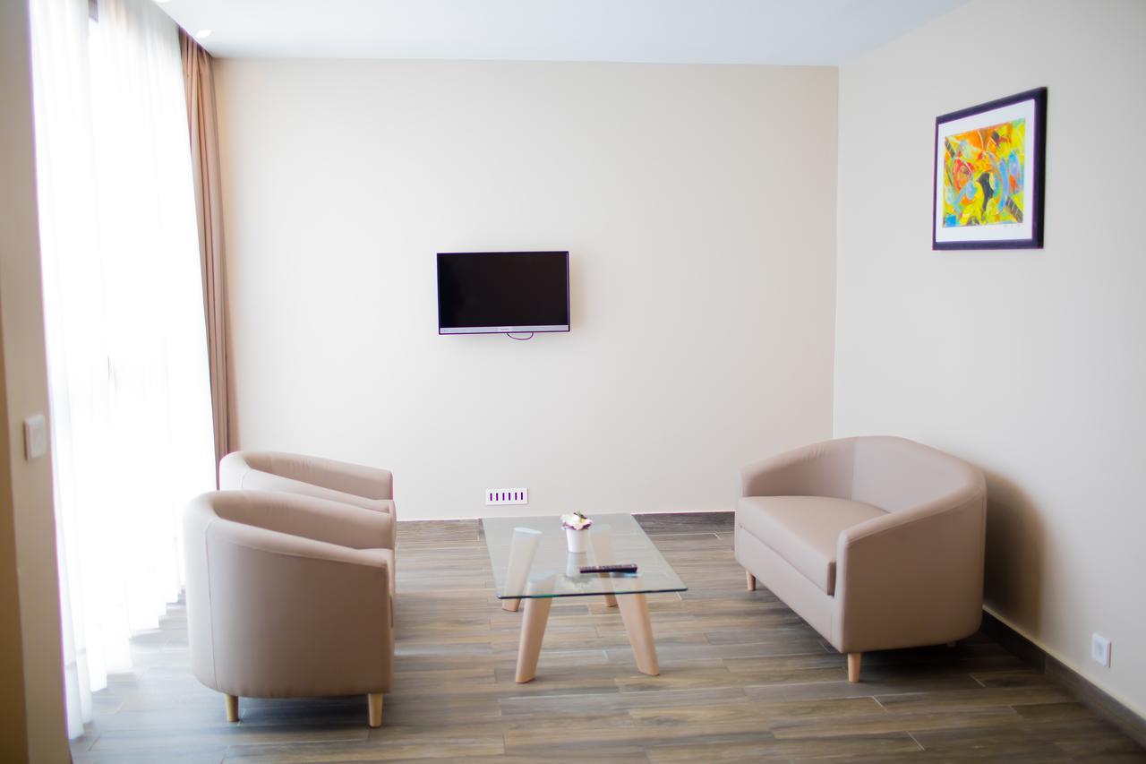 Fly Hotel Libreville Buitenkant foto